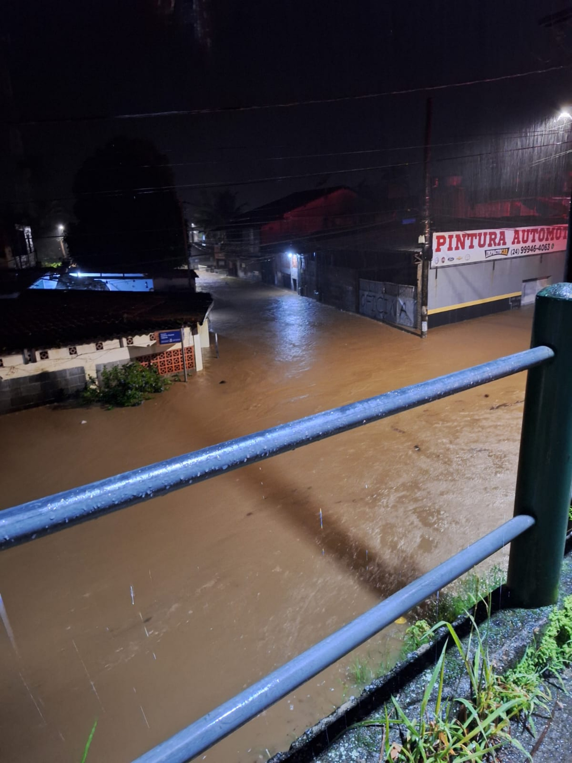 Parte debaixo do bairro Bracu&iacute; totalmente alagado. A &aacute;gua quase atingindo a Rio-Santos - Divulga&ccedil;&atilde;o