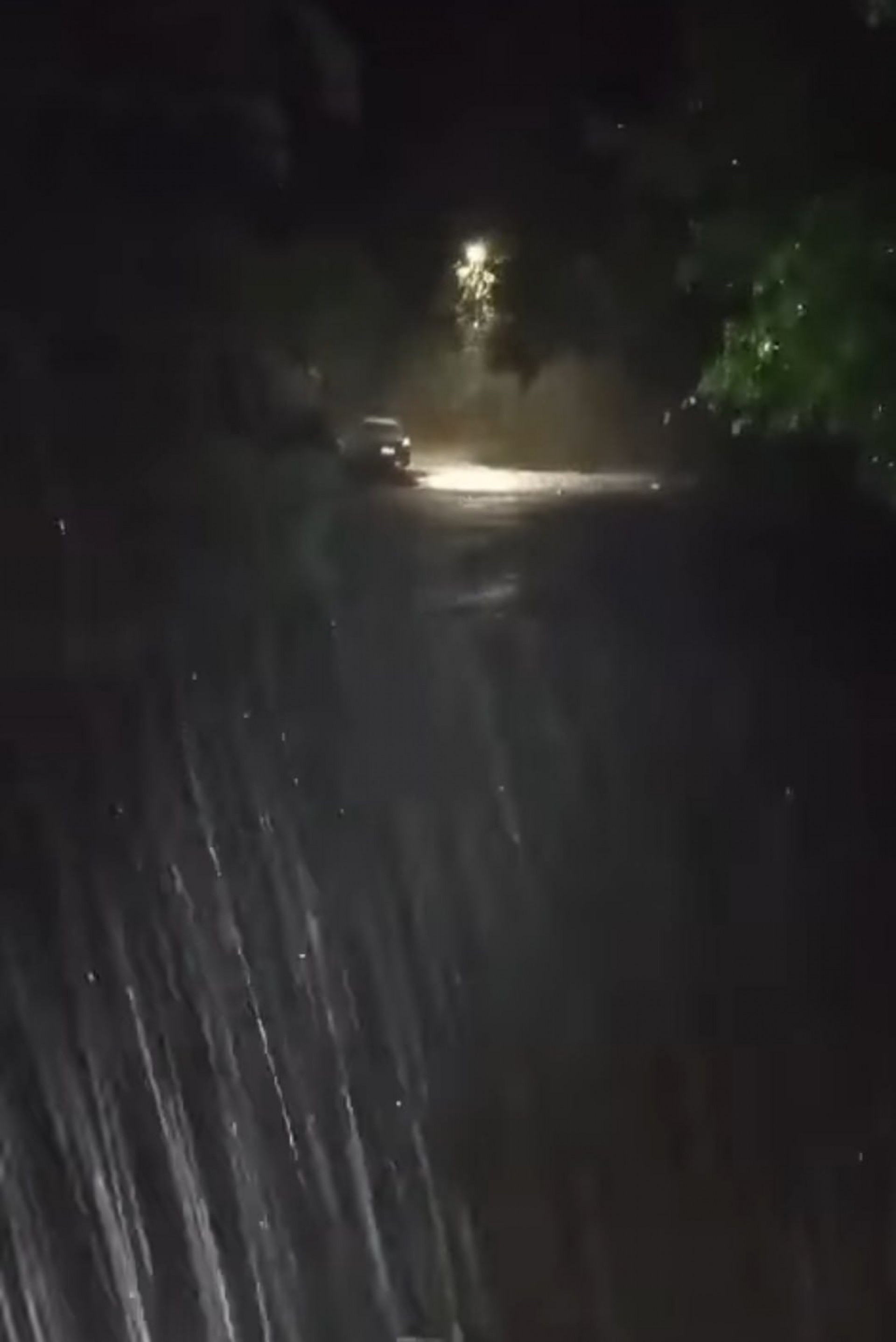 Parque Mambucaba:  n&iacute;vel do rio Perequ&ecirc; assusta motoristas - Divulga&ccedil;&atilde;o/reprodu&ccedil;&atilde;o rede social