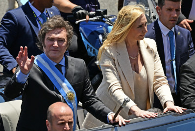 Milei corta ministérios pela metade em primeiro decreto como presidente da Argentina