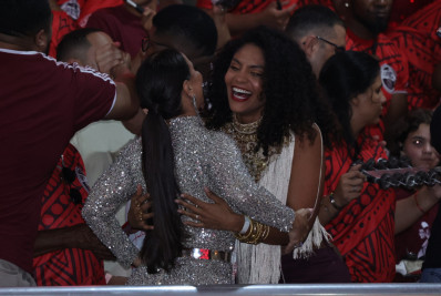 Barbara Reis curte noite de samba com Viviane Araújo na quadra do Salgueiro