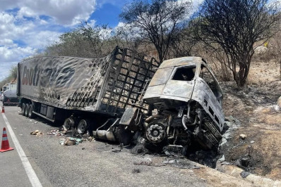 Cantor de forró morre em batida entre carro e caminhão na BR-116
