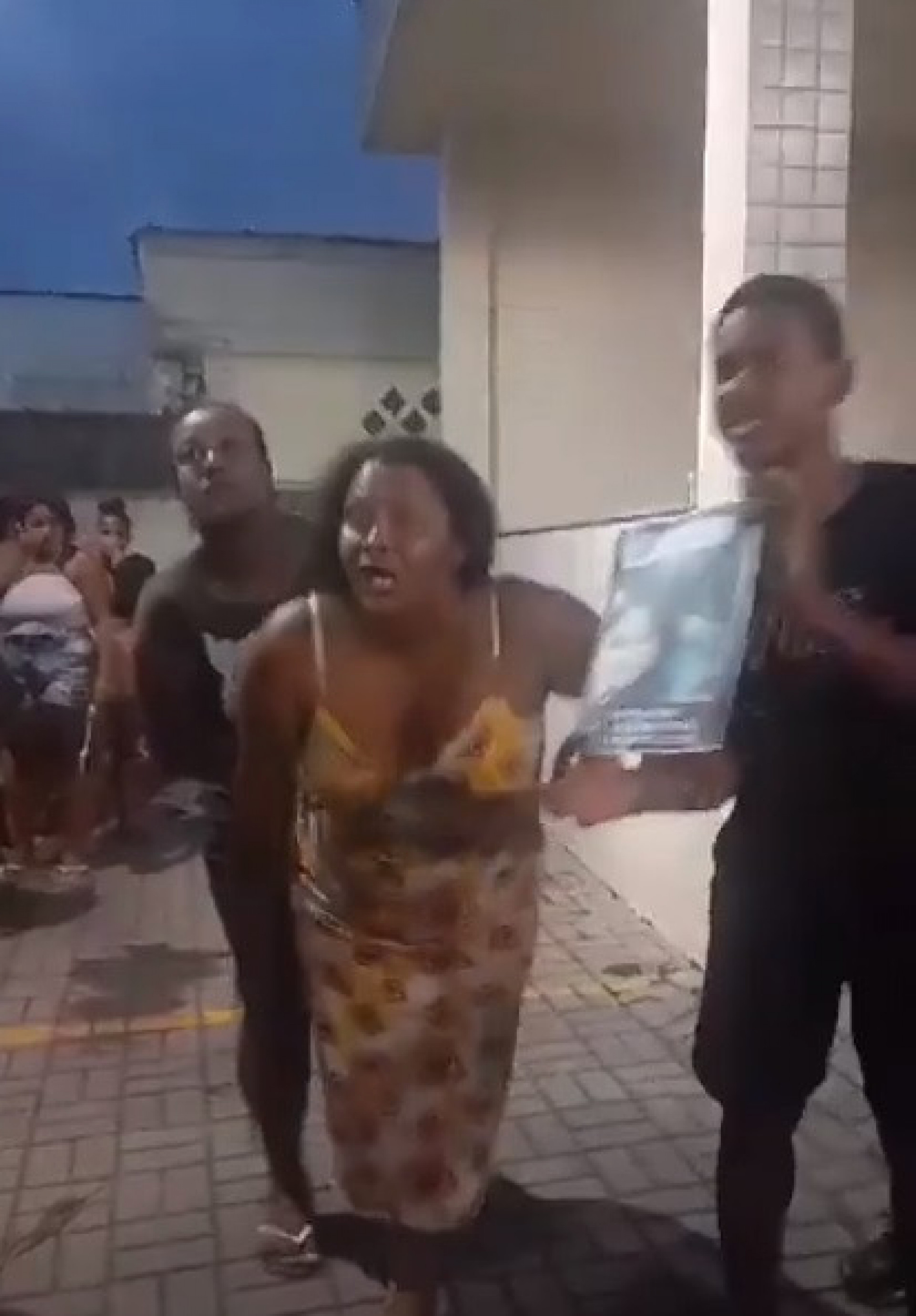 Familiares fizeram protesto na frente da Delegacia de Homic&iacute;dios da Baixada