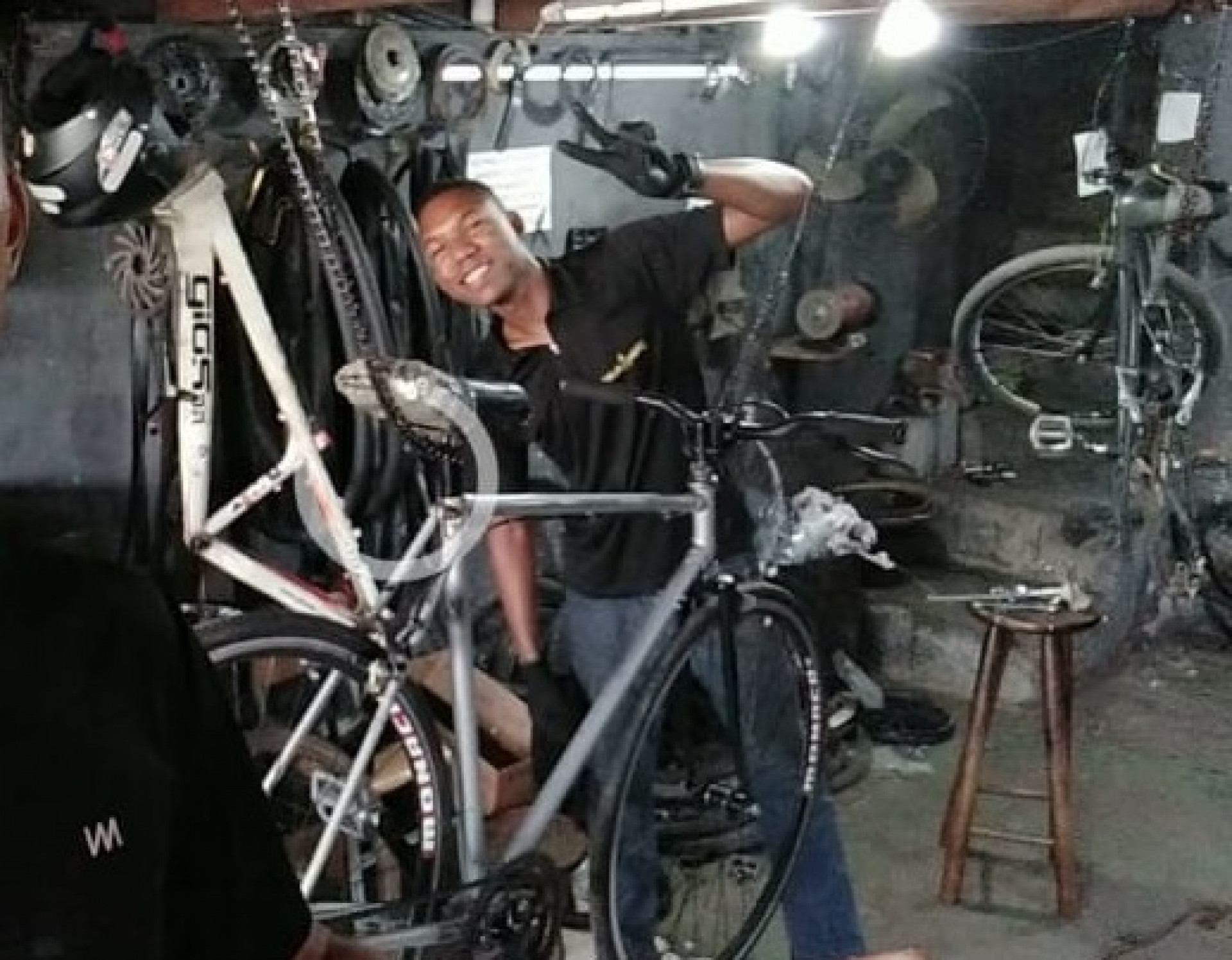 Leonardo Antônio da Conceição Albertino, de 21 anos, é mecânico de bicicleta em São Gonçalo - Divulgação