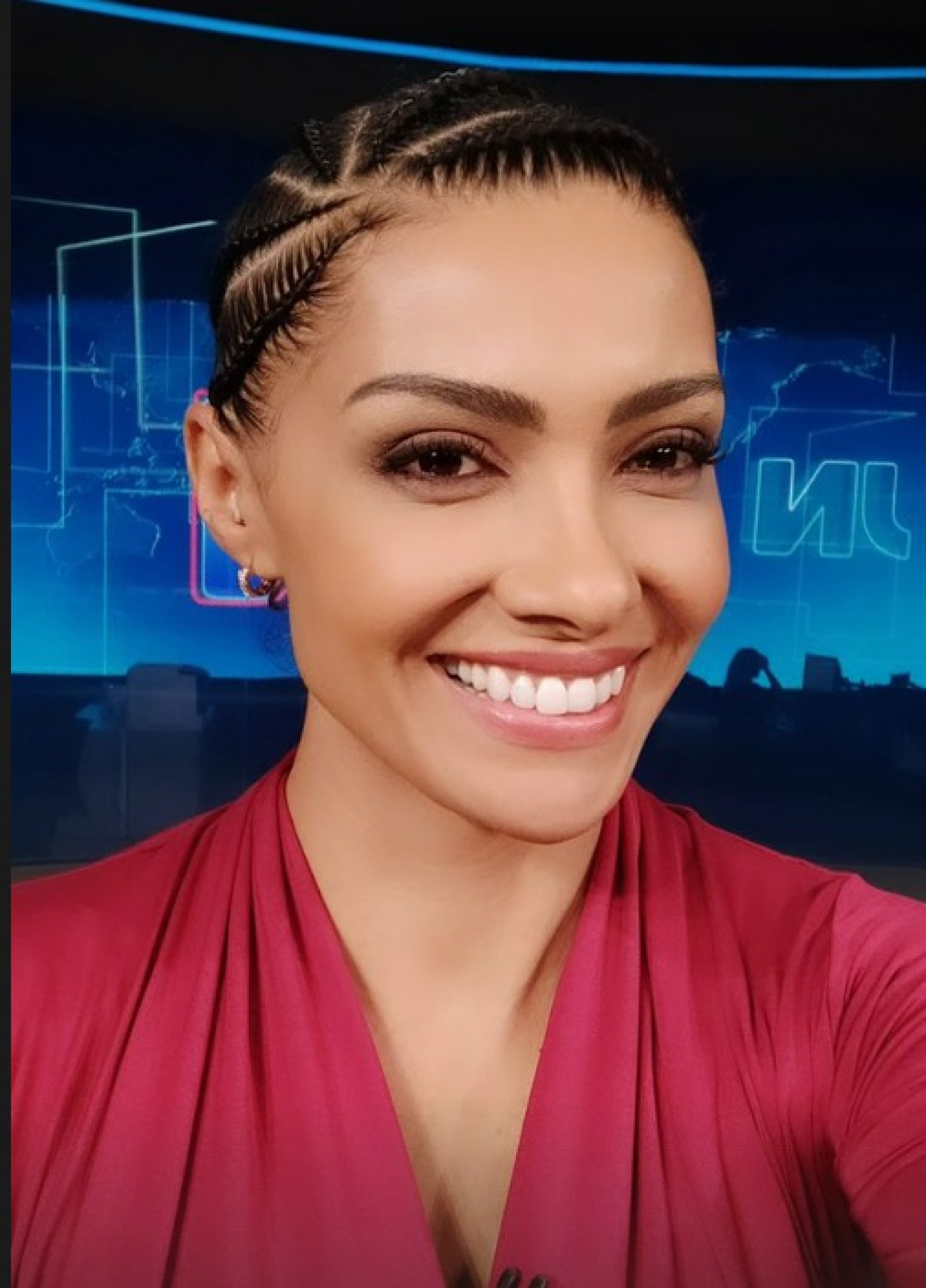 Aline Aguiar apresenta 'Jornal Nacional' com trança nagô - Reprodução do Instagram