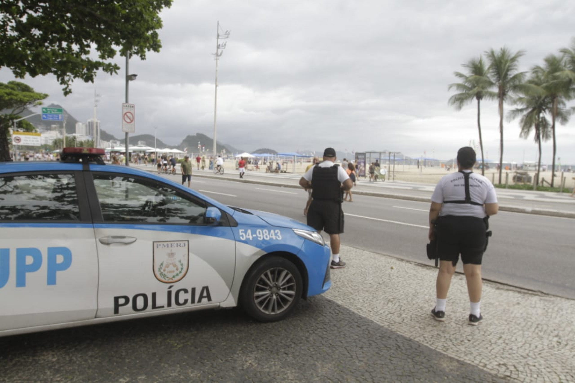 Esquema de segurança na orla de Copacabana, neste domingo, após início do corredor de segurança - Marcos Porto/Agência O Dia
