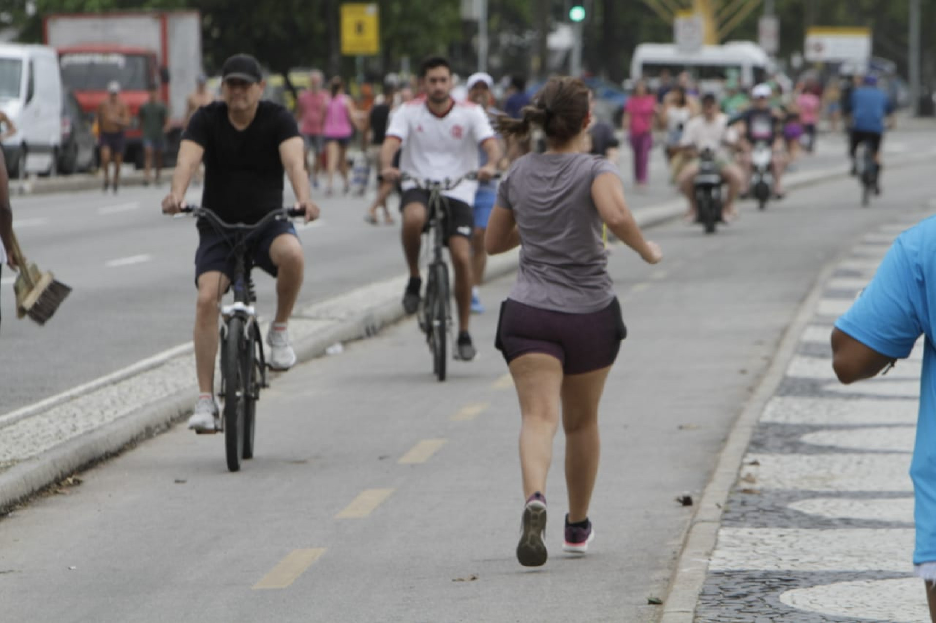 Populares aproveitam manhã de clima ameno para prática de esportes na orla e faixa de areia da Praia de Copacabana - Marcos Porto/Agência O Dia