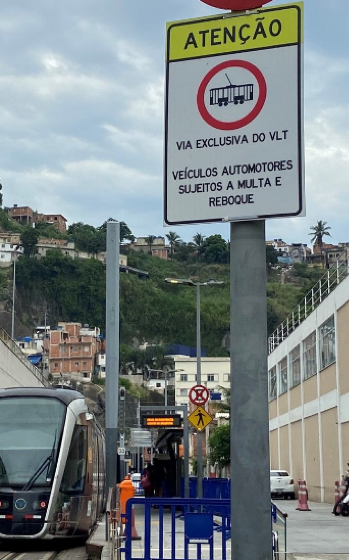 Mais de 100 placas de sinalização foram instaladas pela via do VLT no Centro do Rio - Reprodução