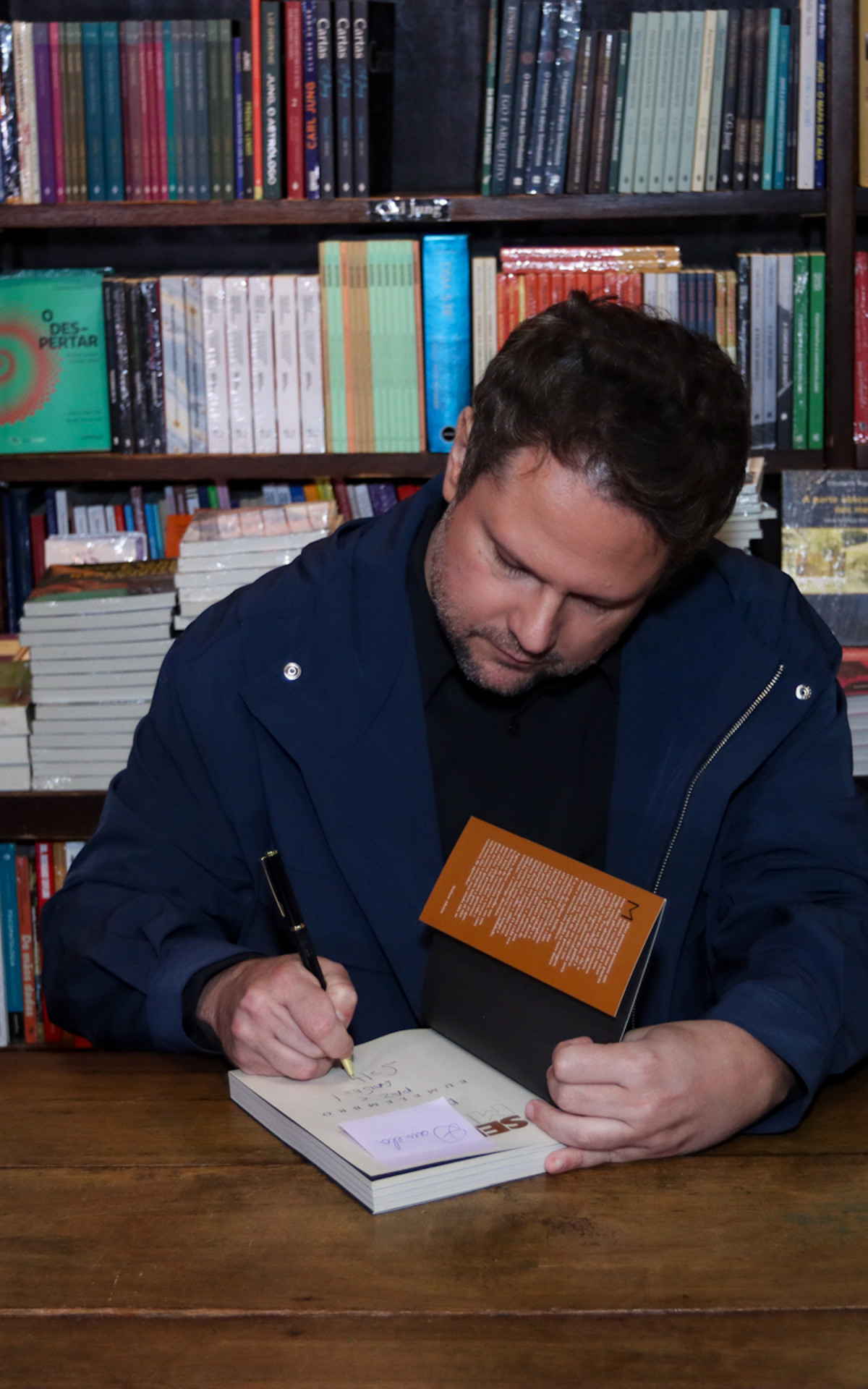 Selton Mello autografou cópias de seu livro-memória \'Eu Me Lembro\', nesta segunda-feira