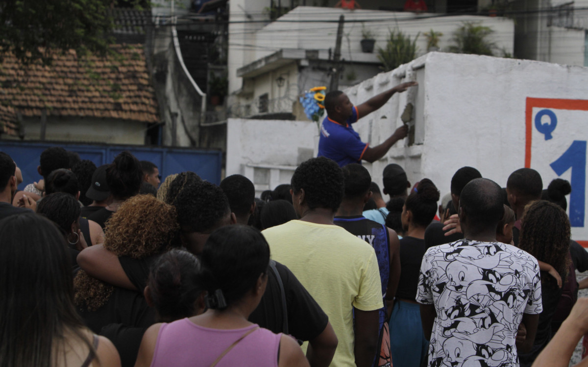 Enterro da menina Kamile Hadassa no Cemitério de Nova Iguaçu