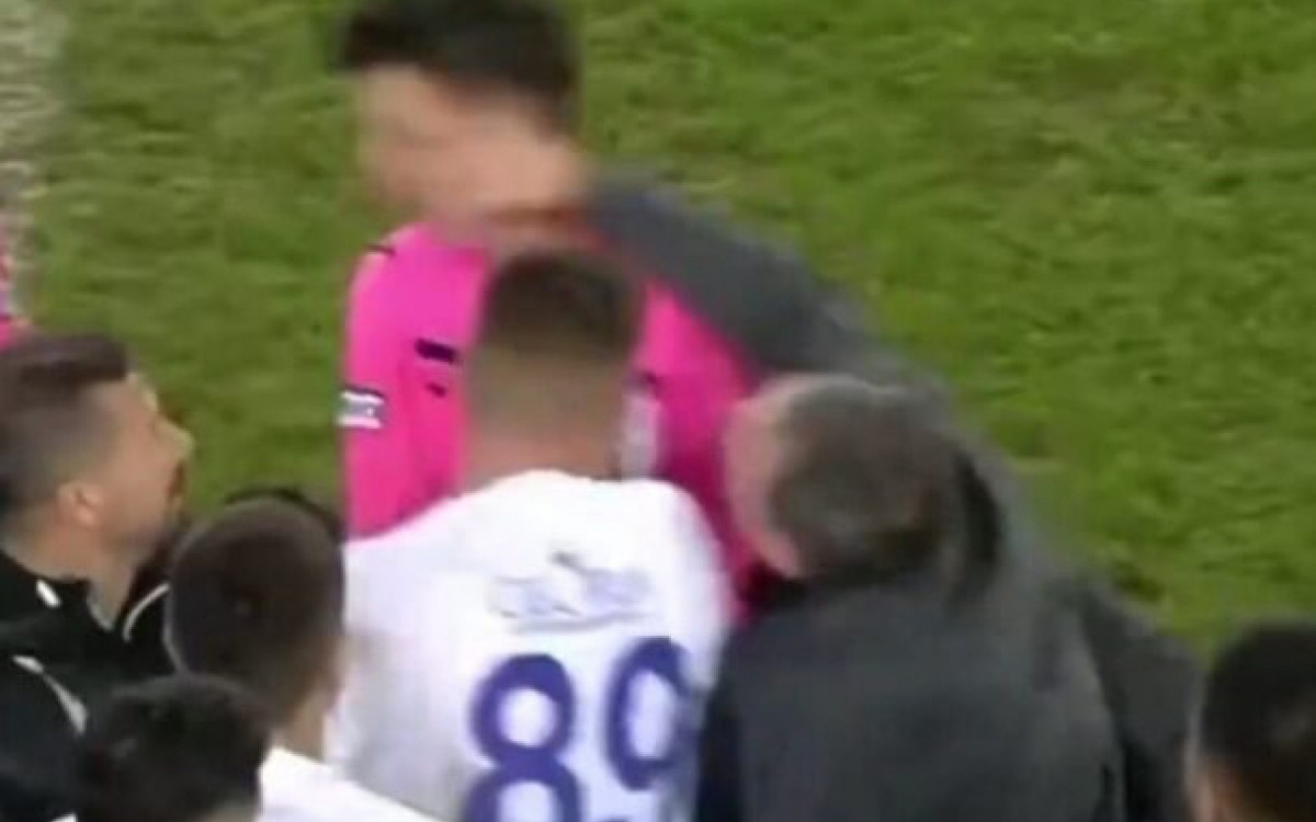 Presidente de clube da Turquia d&aacute; soco em juiz ap&oacute;s invadir o campo