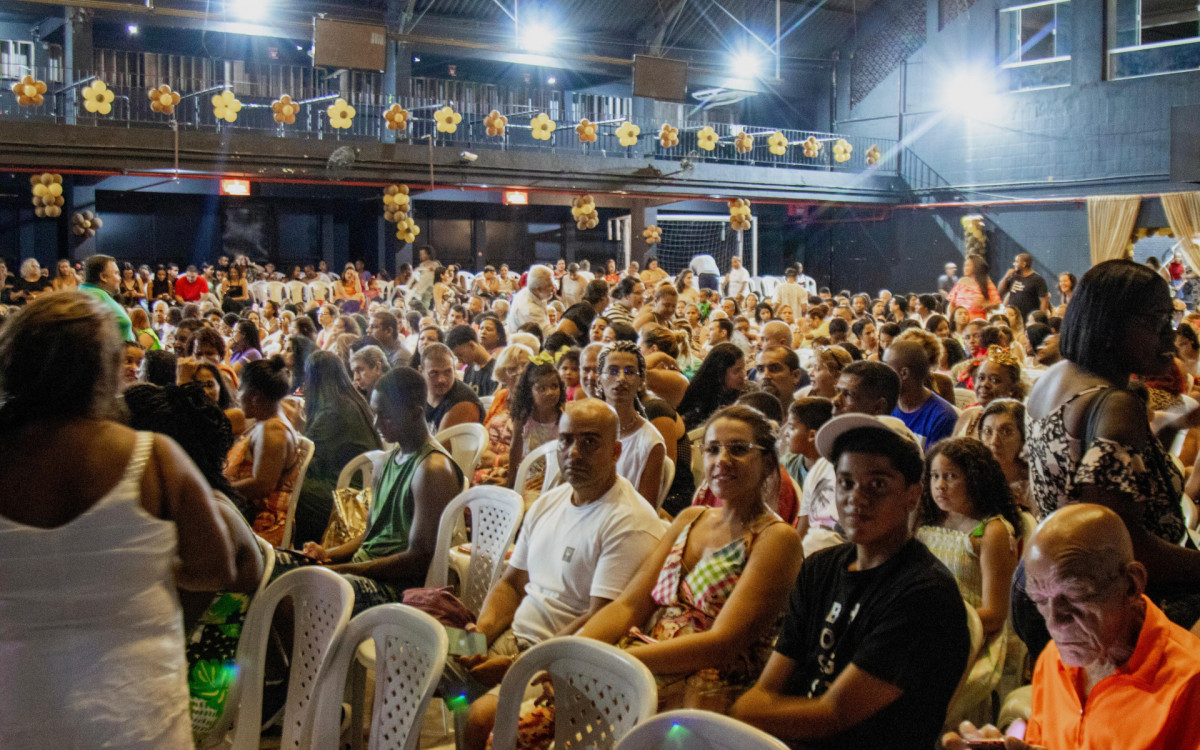 ais de 100 alunas encantaram o público de aproximadamente 800 pessoas no Clube Nilopolitano 