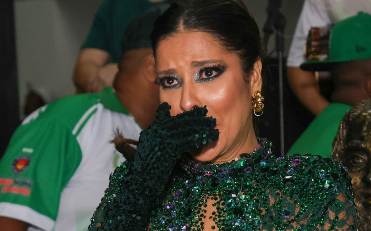 Ex-BBB Gyselle Soares chora ao ser coroada Imperatriz da escola de samba Camisa Verde e Branco, em São Paulo