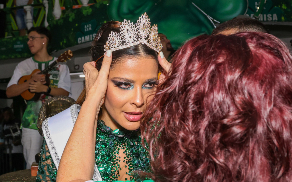 Ex-BBB Gyselle Soares é coroada Imperatriz da escola de samba Camisa Verde e Branco, em São Paulo