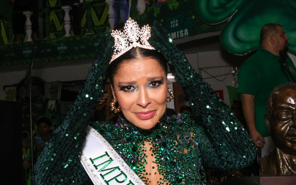 Ex-BBB Gyselle Soares chora ao ser coroada Imperatriz da escola de samba Camisa Verde e Branco, em São Paulo