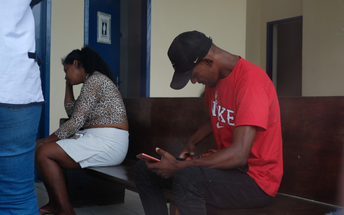 Emerson da Silva Roque, tio de K.H, ao lado da mulher dele no IML de Nova Igua&ccedil;u, nesta segunda-feira (11)