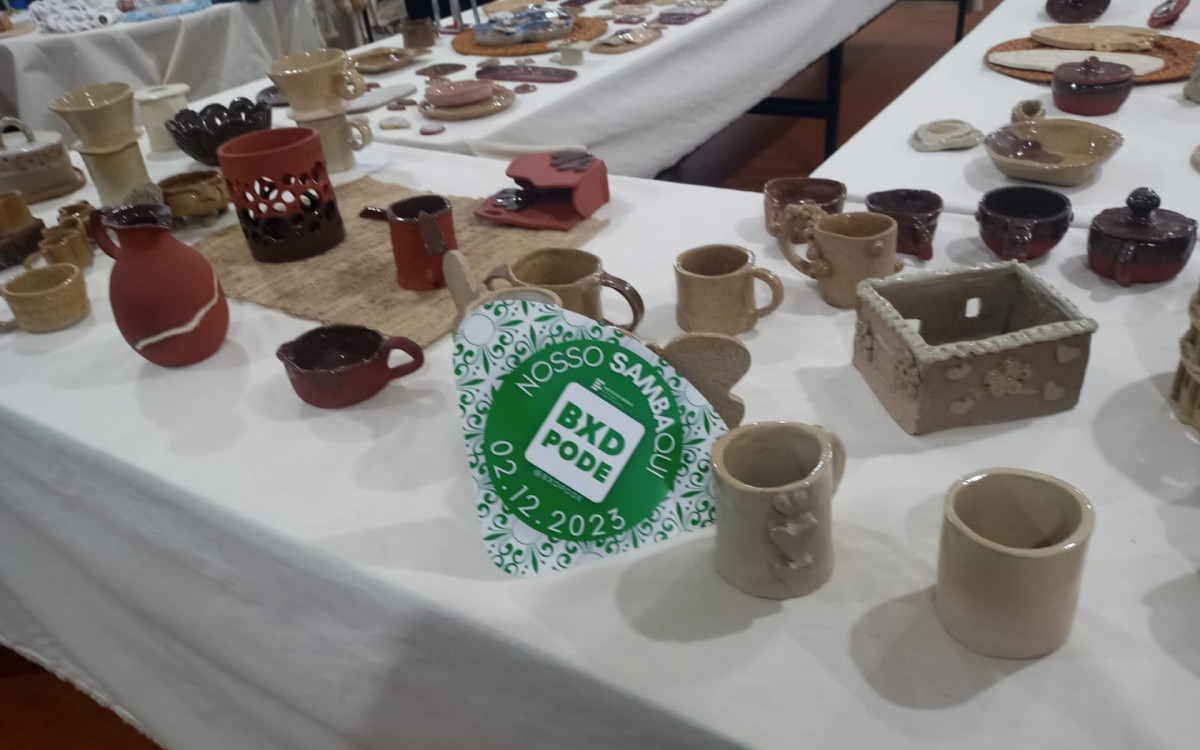 Mesa com artesanato produzido pelos estudantes do Campus Belford Roxo
