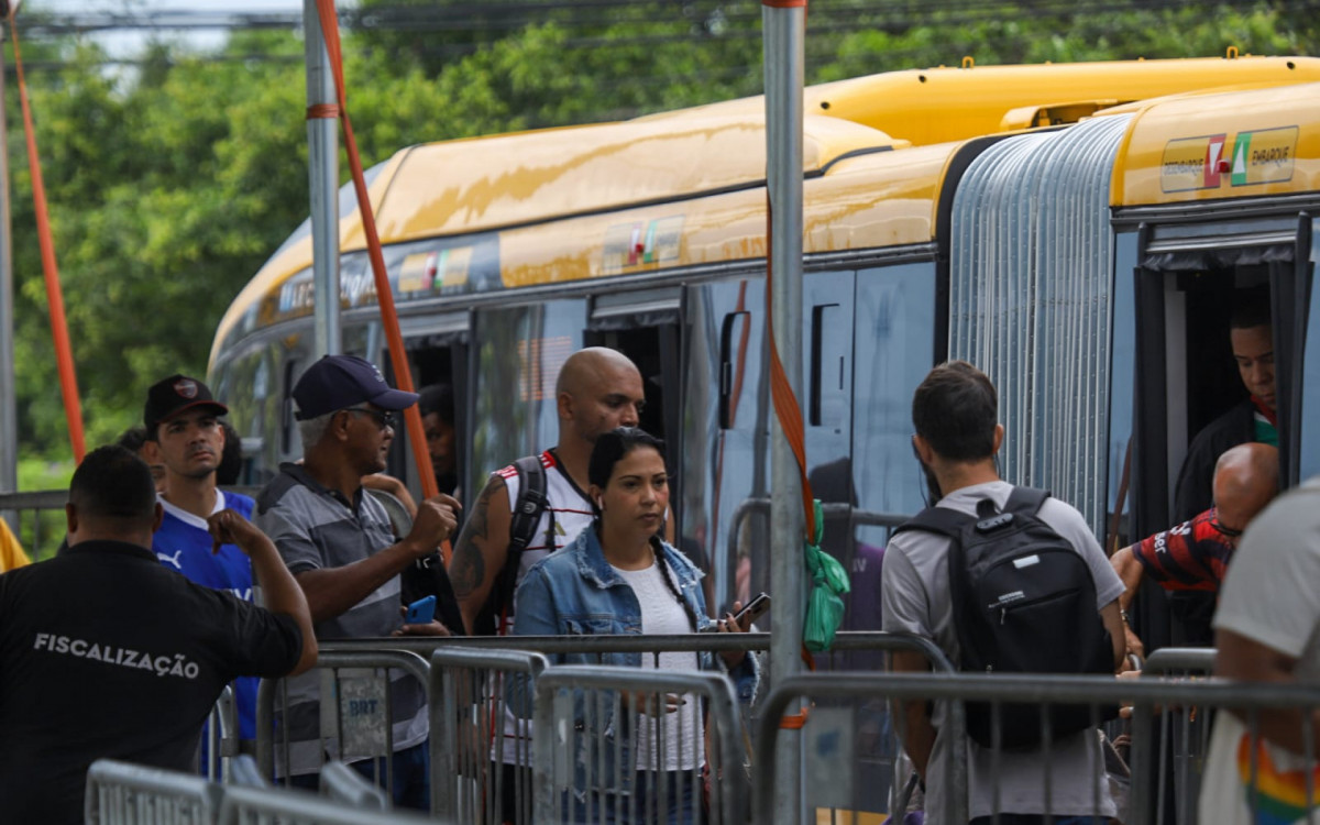 Movimentação na estação provisória do Mato Alto nesta segunda-feira (11) - Renan Areias/Agência O DIA