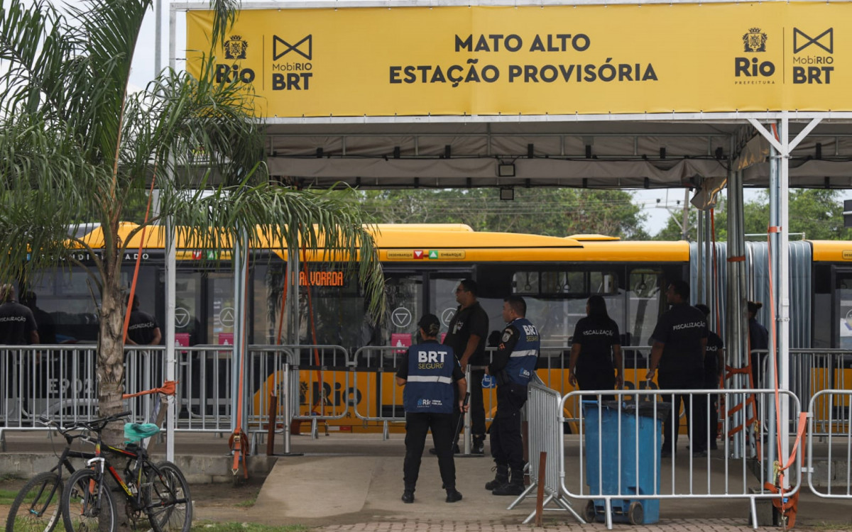 Movimentação na estação provisória do Mato Alto nesta segunda-feira (11) - Renan Areias/Agência O DIA