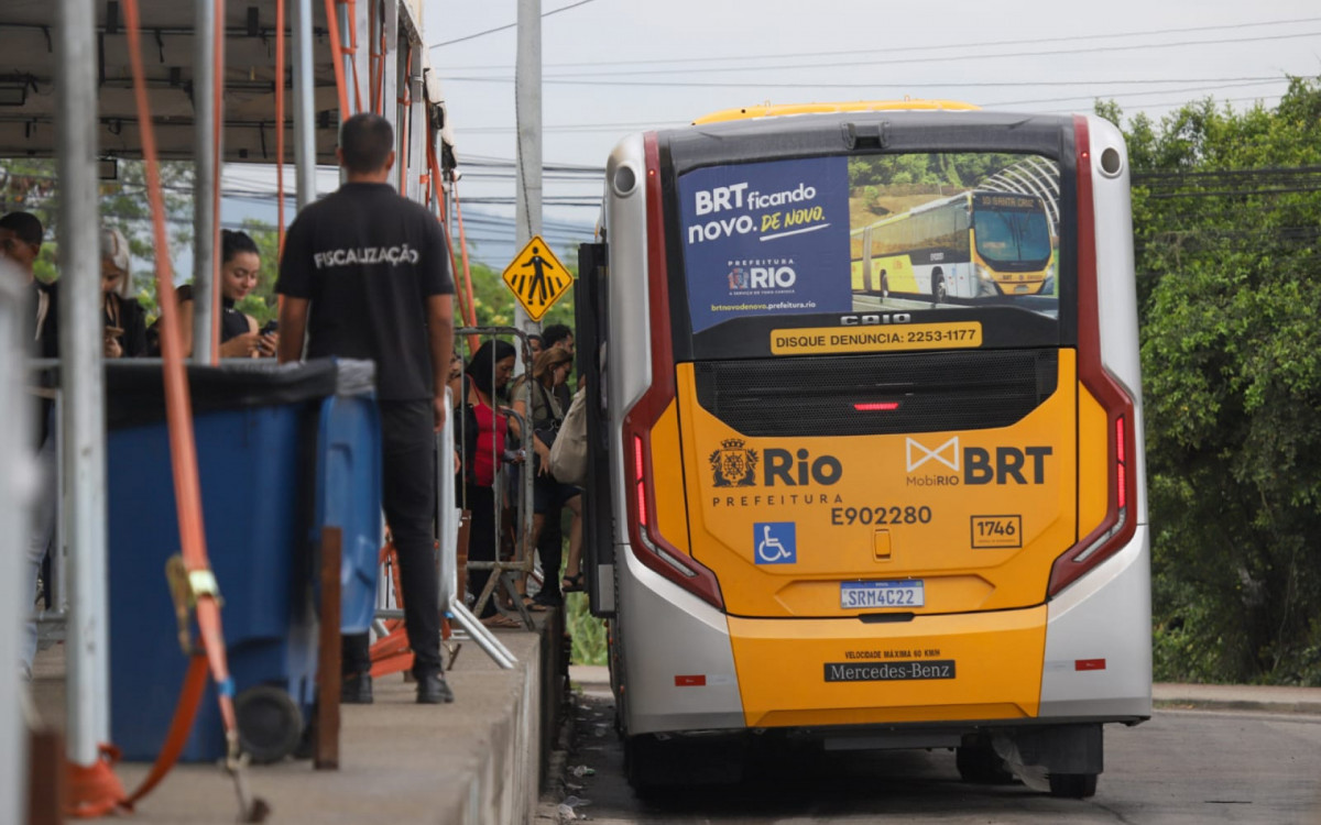 Movimentação na estação provisória do Mato Alto nesta segunda-feira (11) - Renan Areias/Agência O DIA