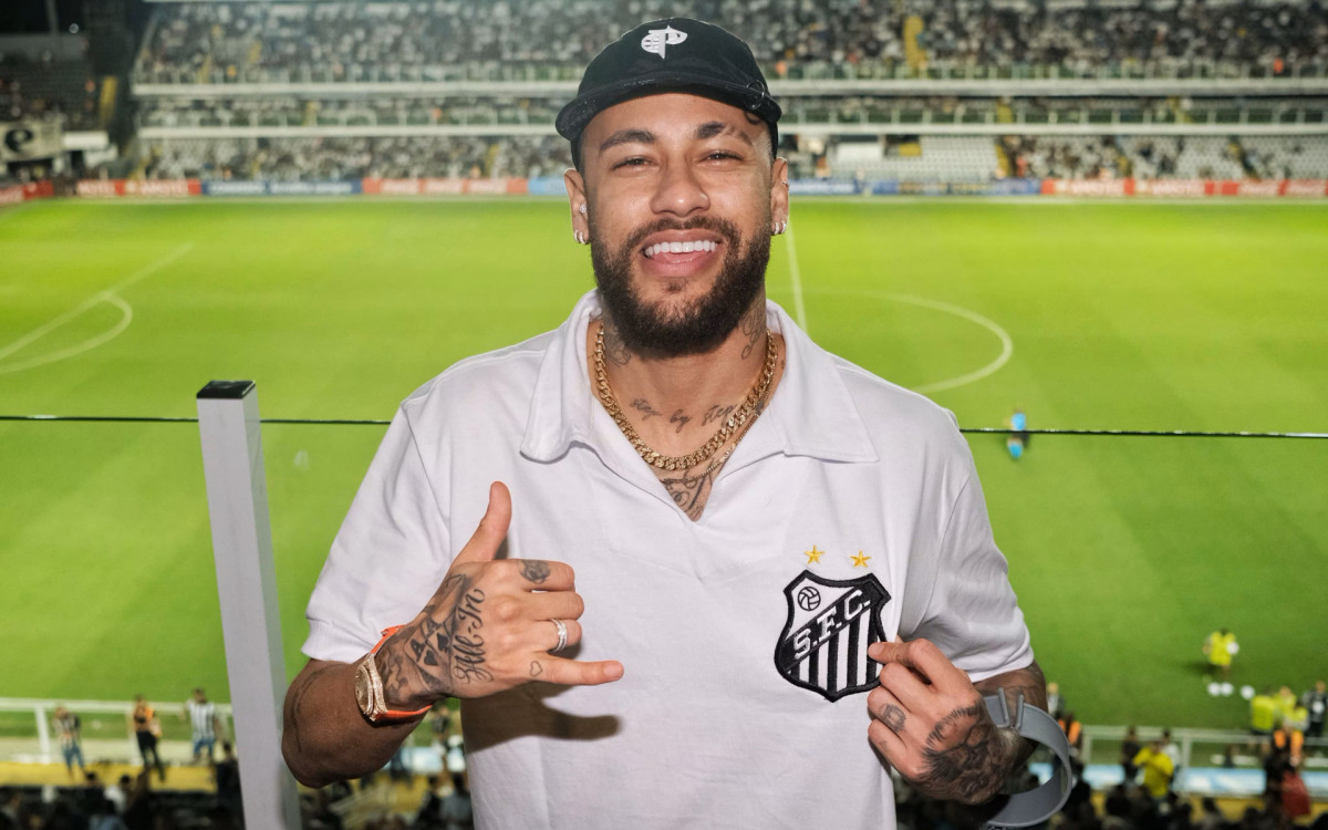 Neymar visitou a Vila Belmiro no meio do ano - Divulgação/Santos