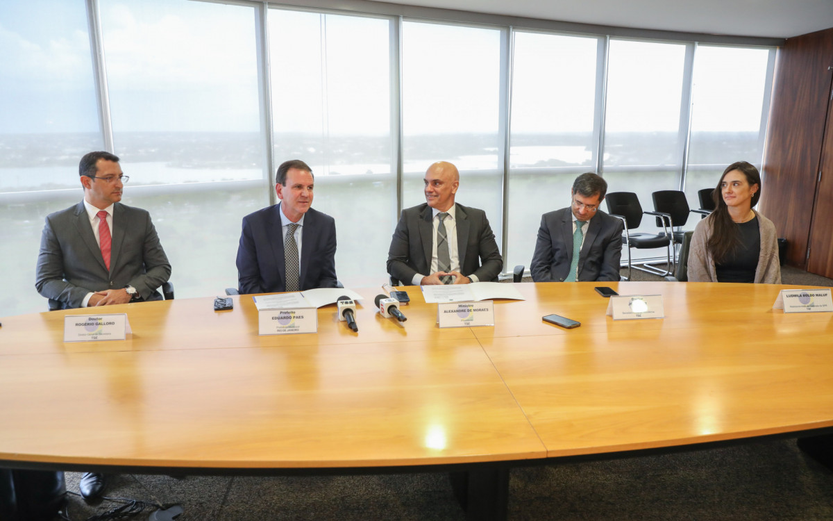 Acordo entre o prefeito Eduardo Paes e o ministro Alexandre de Moraes, presidente do Tribunal Superior Eleitoral (TSE), foi assinado em Brasília