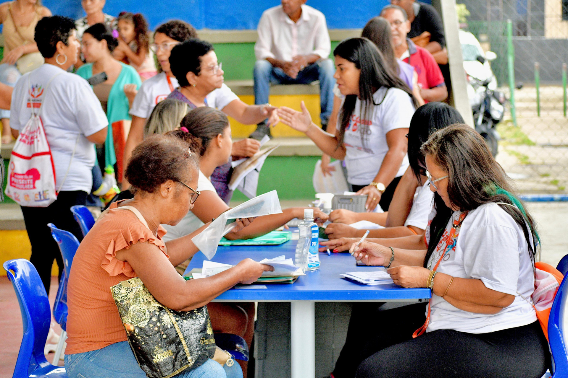 Moradores do Bom pastor e de bairros vizinhos tiveram uma s&eacute;rie de servi&ccedil;os gratuitos &agrave; disposi&ccedil;&atilde;o - Jeovani Campos/PMBR