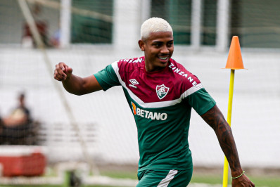 Para Mundial de Clubes, John Kennedy volta a descolorir o cabelo