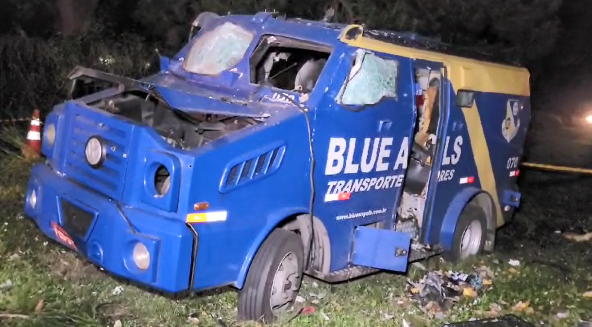 Criminosos explodem carro-forte em rodovia de SP; Vídeo