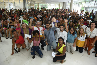 Mais de 400 famílias atingidas pelas chuvas recebem Cartão Recomeçar de R$ 3 mil