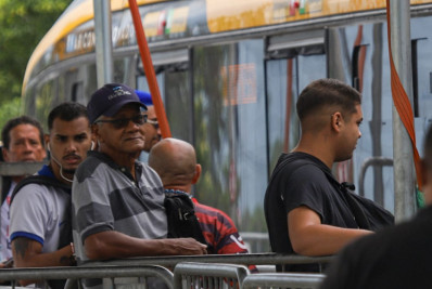 Primeiro dia útil de operação do novo BRT Transoeste tem longas filas e muita espera