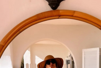 Paola Carosella posa de maiô e anuncia: 'Férias'