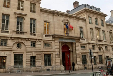 Diretor de famosa universidade francesa é acusado de violência doméstica e propõe sua renúncia temporária