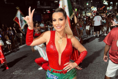 Deolane Bezerra participa do ensaio de rua da Grande Rio: 'Nossa comunidade te abraça'