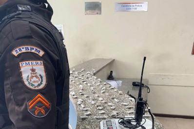 PM prende suspeito com armas e mais de 110 tabletes de maconha em Barra Mansa