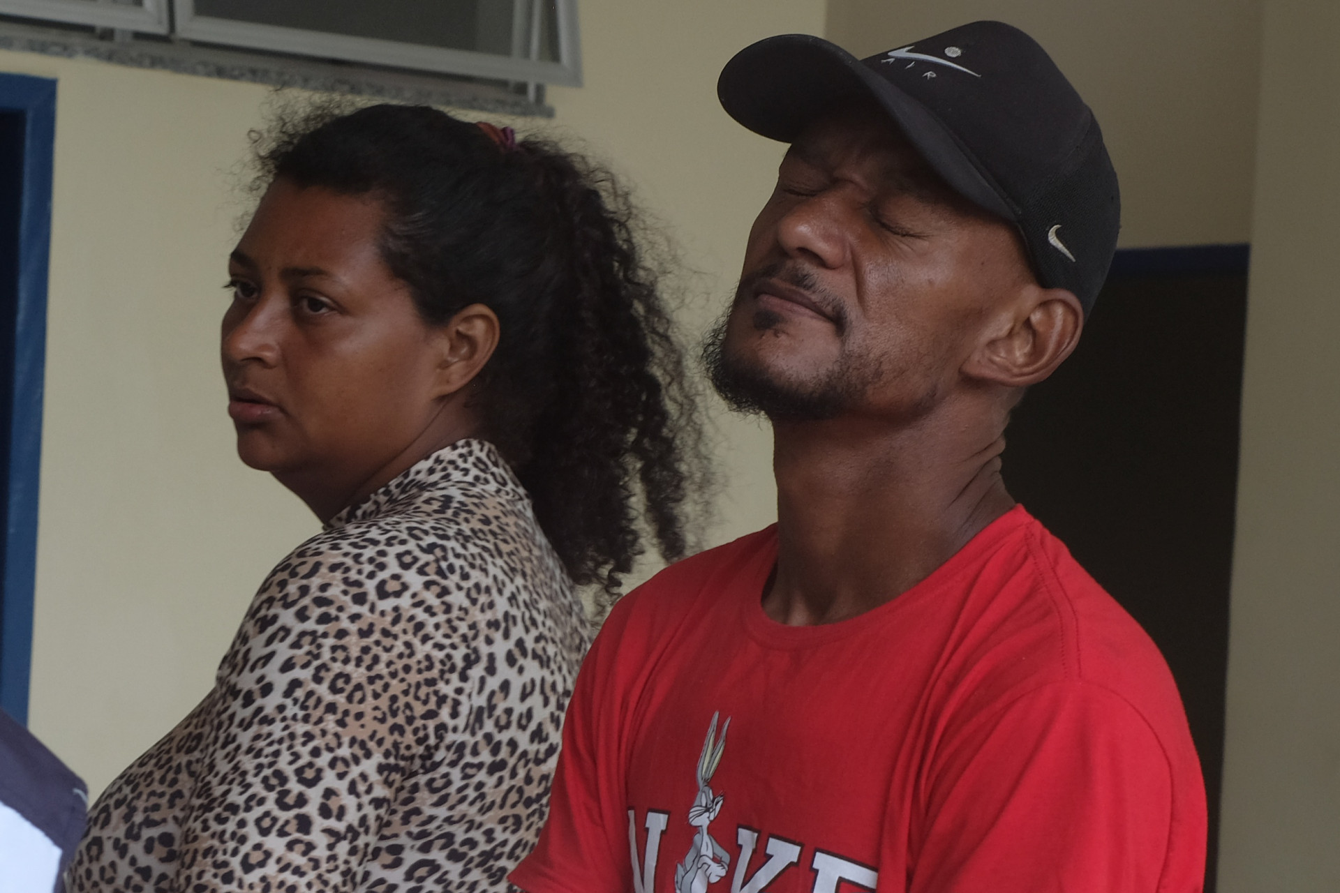 Emerson da Silva Roque, tio de K.H, ao lado da mulher dele no IML de Nova Igua&ccedil;u, nesta segunda-feira (11) - Pedro Ivo/Ag&ecirc;ncia O Dia