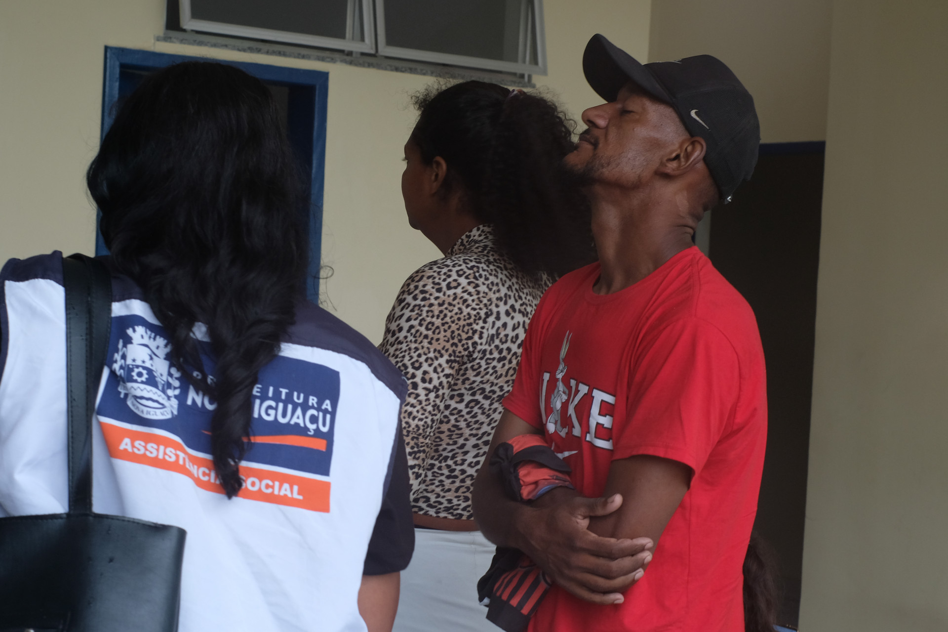 Emerson da Silva Roque, tio de K.H, ao lado da mulher dele no IML de Nova Igua&ccedil;u, nesta segunda-feira (11) - Pedro Ivo/Ag&ecirc;ncia O Dia