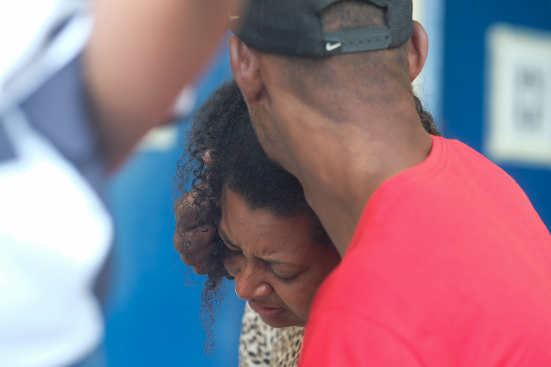 Emerson da Silva Roque, tio de K.H, ao lado da mulher dele no IML de Nova Igua&ccedil;u, nesta segunda-feira (11) - Pedro Ivo/Ag&ecirc;ncia O Dia