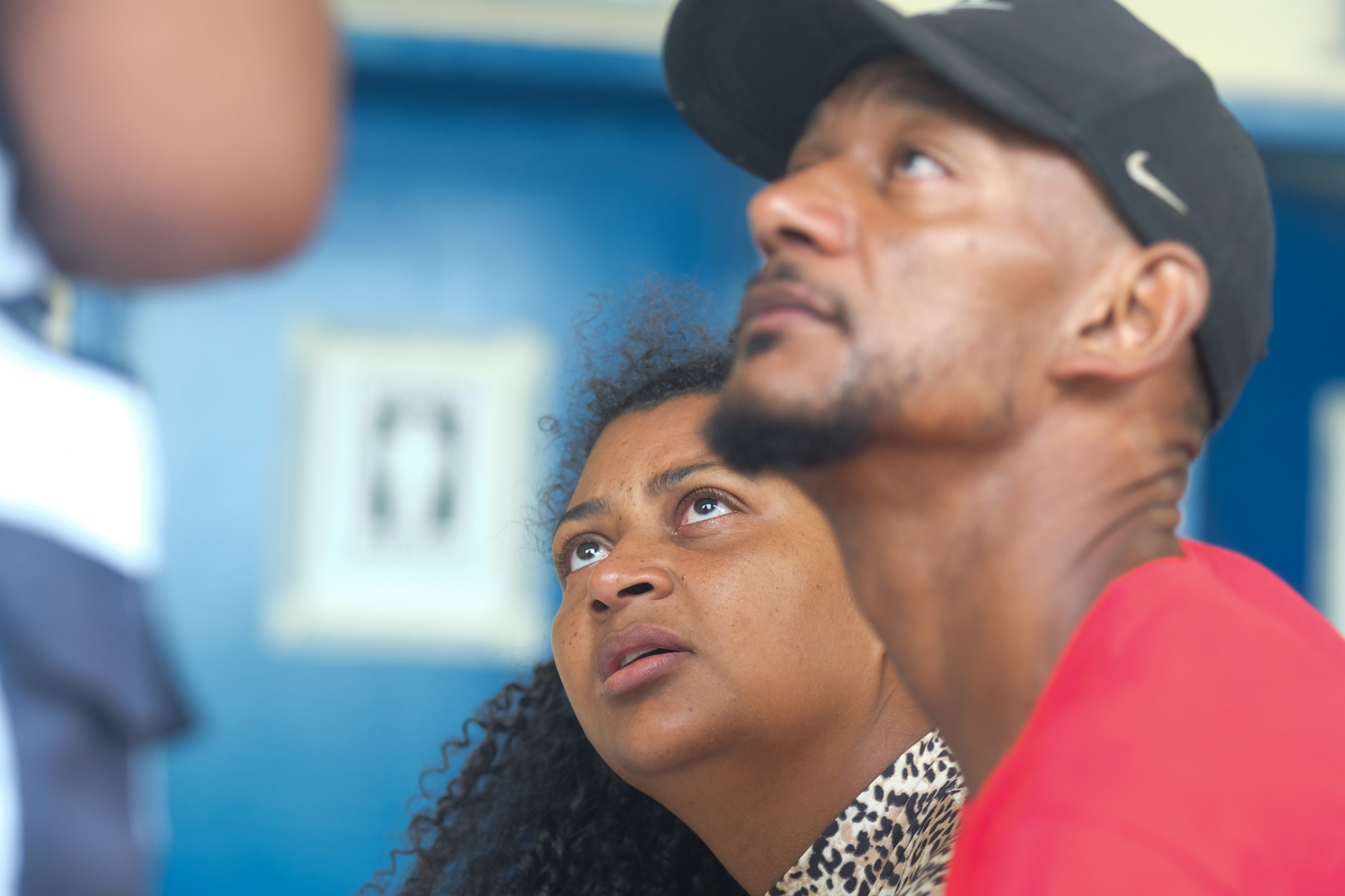 Emerson da Silva Roque, tio de K.H, ao lado da mulher dele no IML de Nova Igua&ccedil;u, nesta segunda-feira (11) - Pedro Ivo/Ag&ecirc;ncia O Dia