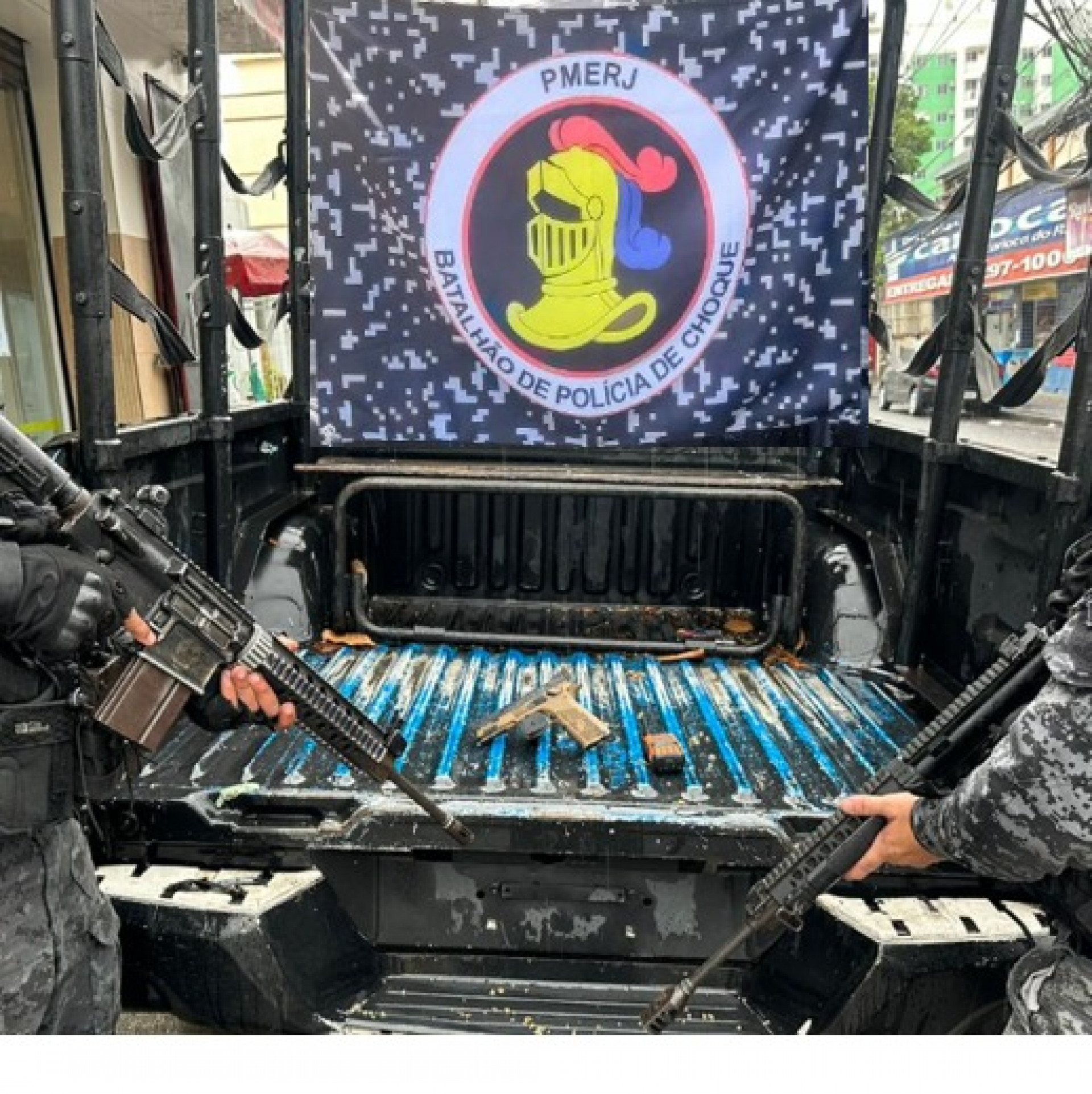 Armamento apreendido pela Polícia Militar durante a ação