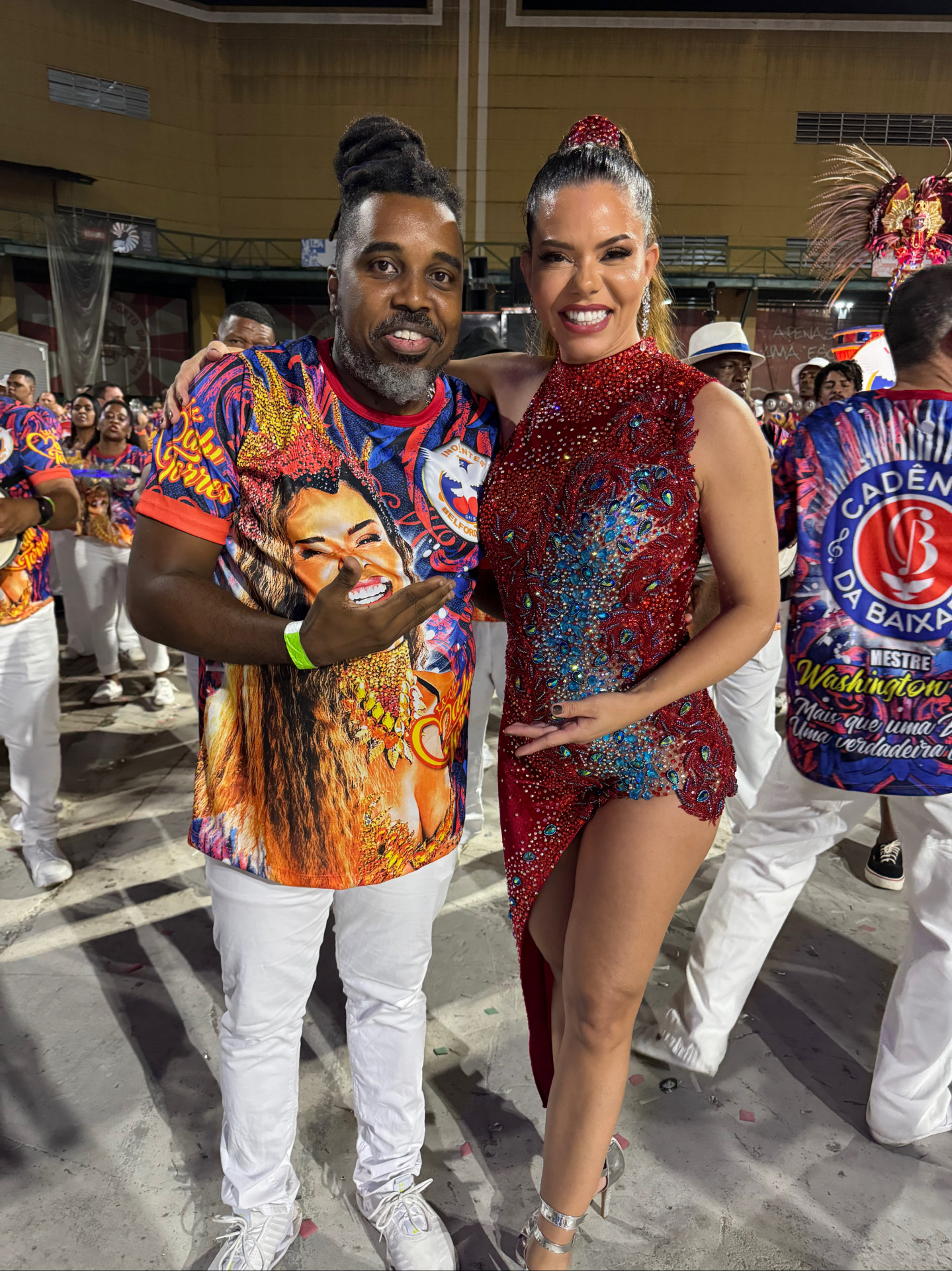 A beldade Malu Torres ao lado mestre de bateria da Inocentes de Belford Roxo Washington Paz