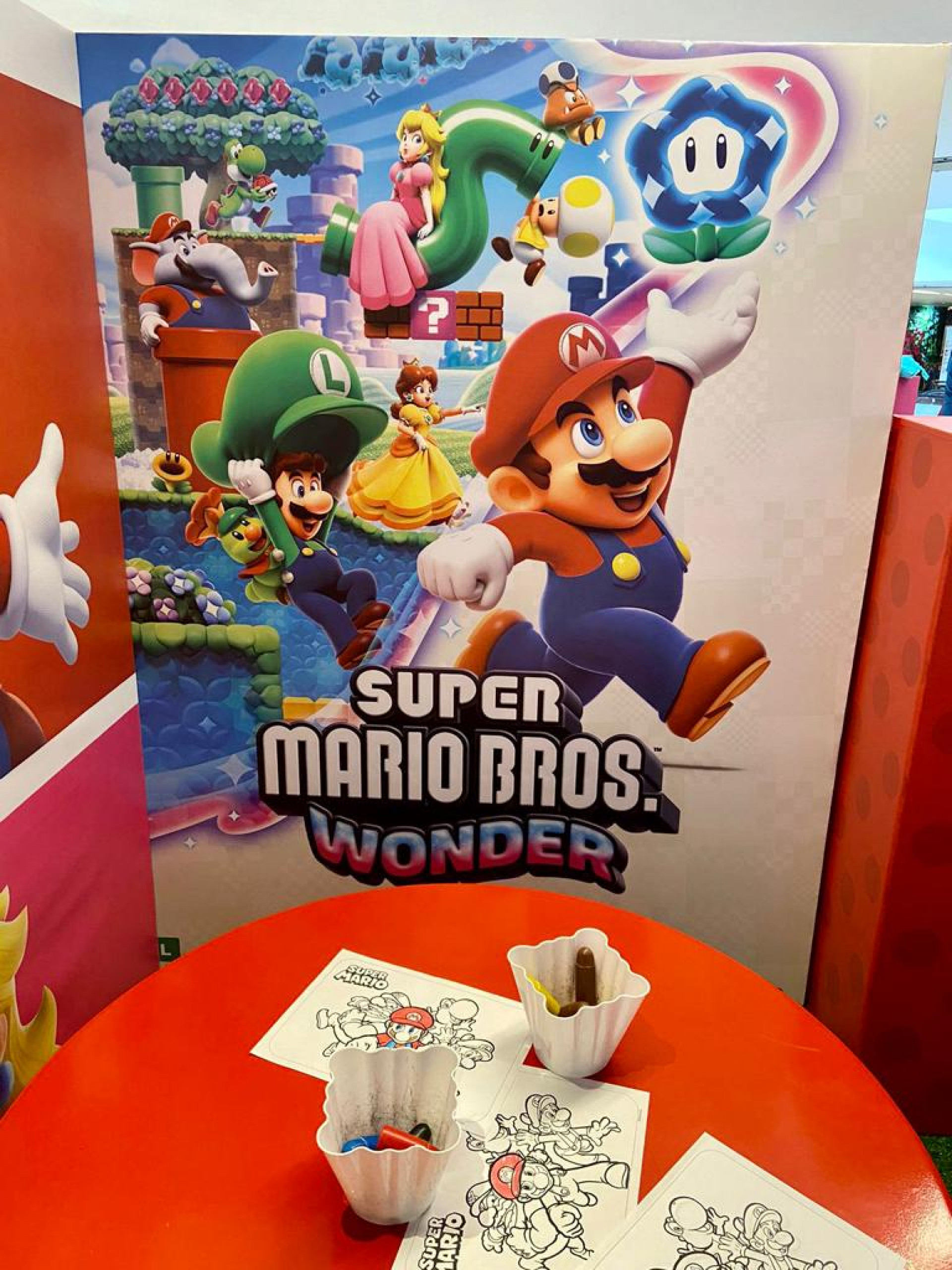 Crianças podem brincar de pintura e jogo da memória  