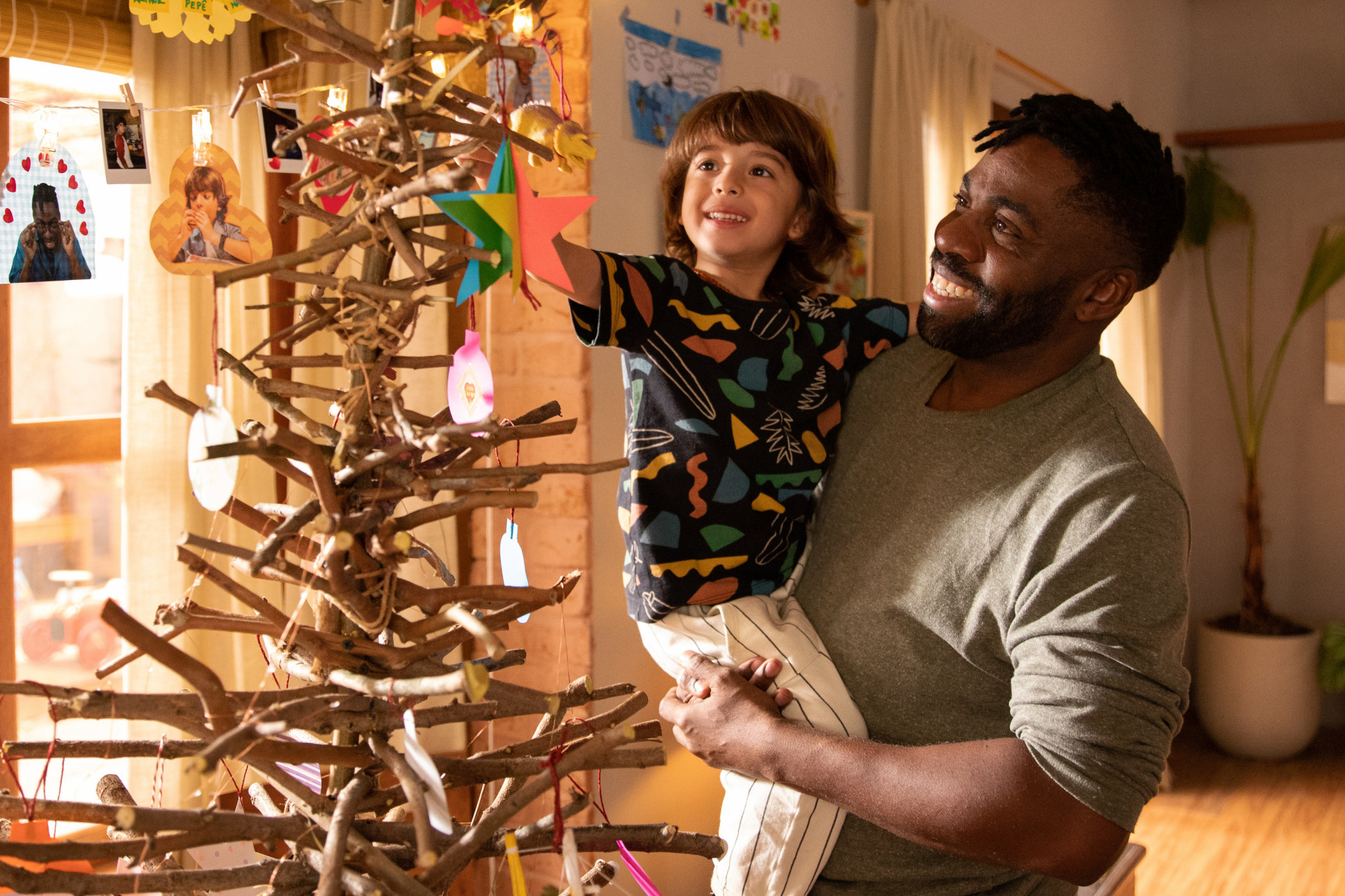 Lázaro Ramos e Theo Matos em cena de 'O Primeiro Natal do Mundo' - Desiree do Valle/Divulgação