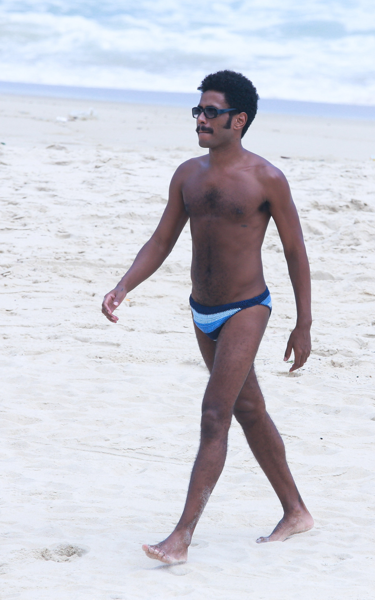 Johnny Massaro e Ícaro Silva gravam na Praia de São Conrado, na Zona Sul do Rio