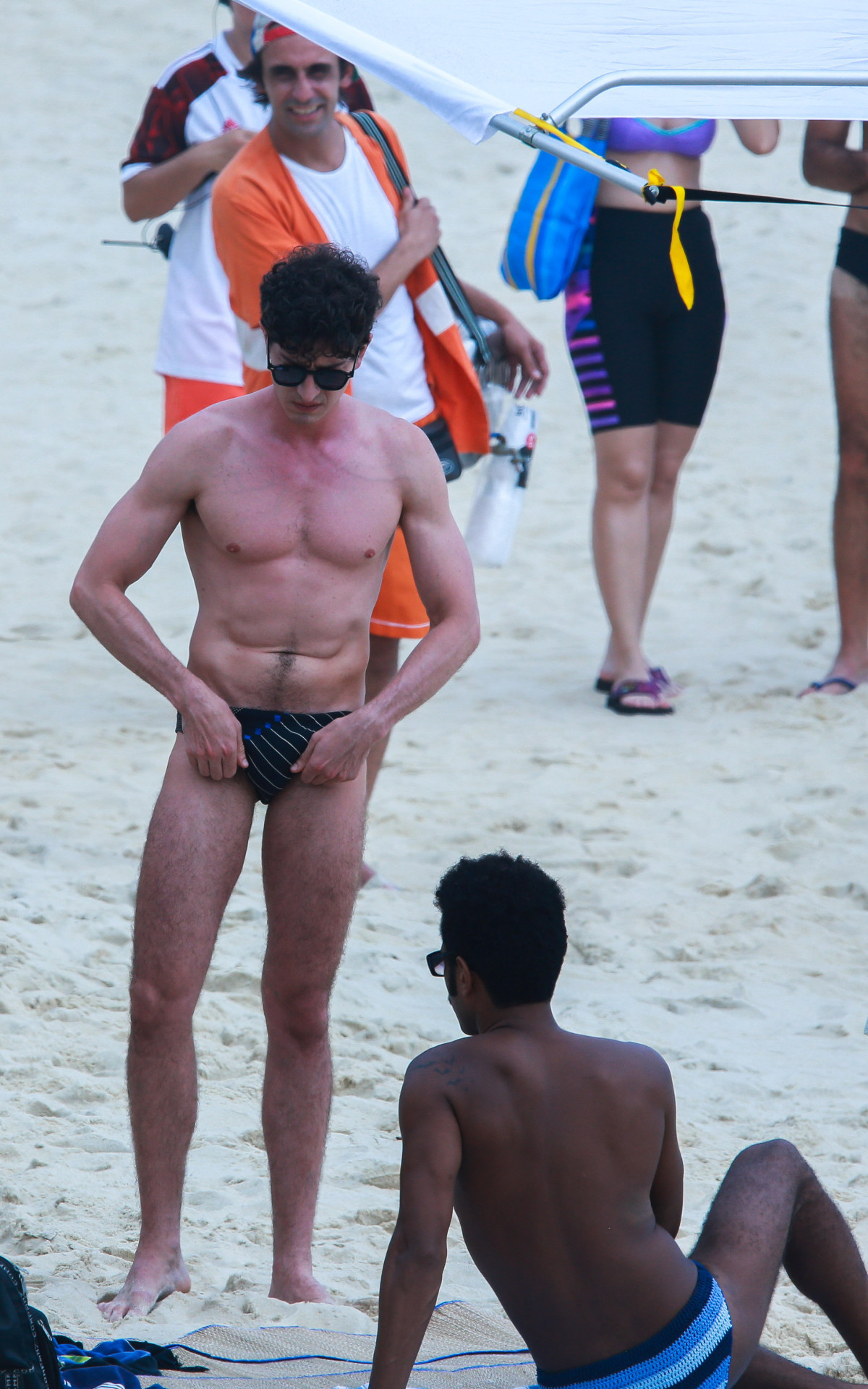 Johnny Massaro e Ícaro Silva gravam na Praia de São Conrado, na Zona Sul do Rio