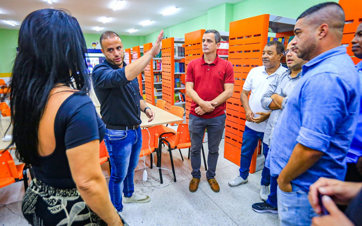 Observado pelo prefeito Fabiano Horta, o secretário Matheus Carneiro (à esquerda) destacou a importância da troca de conhecimentos