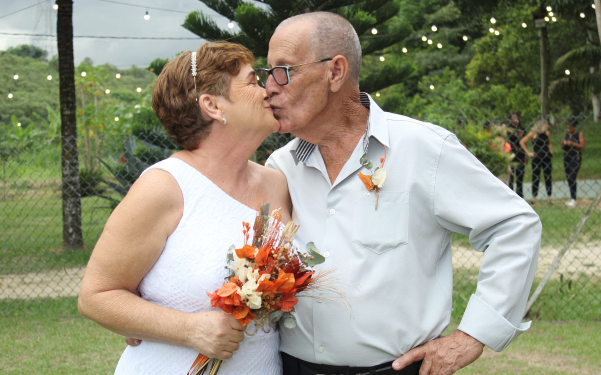 Os noivos Hernande Nunes, de 72 anos, e Rosilea Borba, de 55, estavam emocionados e felizes com a realiza&ccedil;&atilde;o do sonho de se casarem.&nbsp; - Foto: Marina Castelo