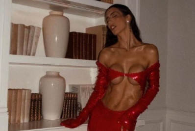 Gabi Brandt usa vestido mega decotado em premiação e choca web: 'Não era pastora?'