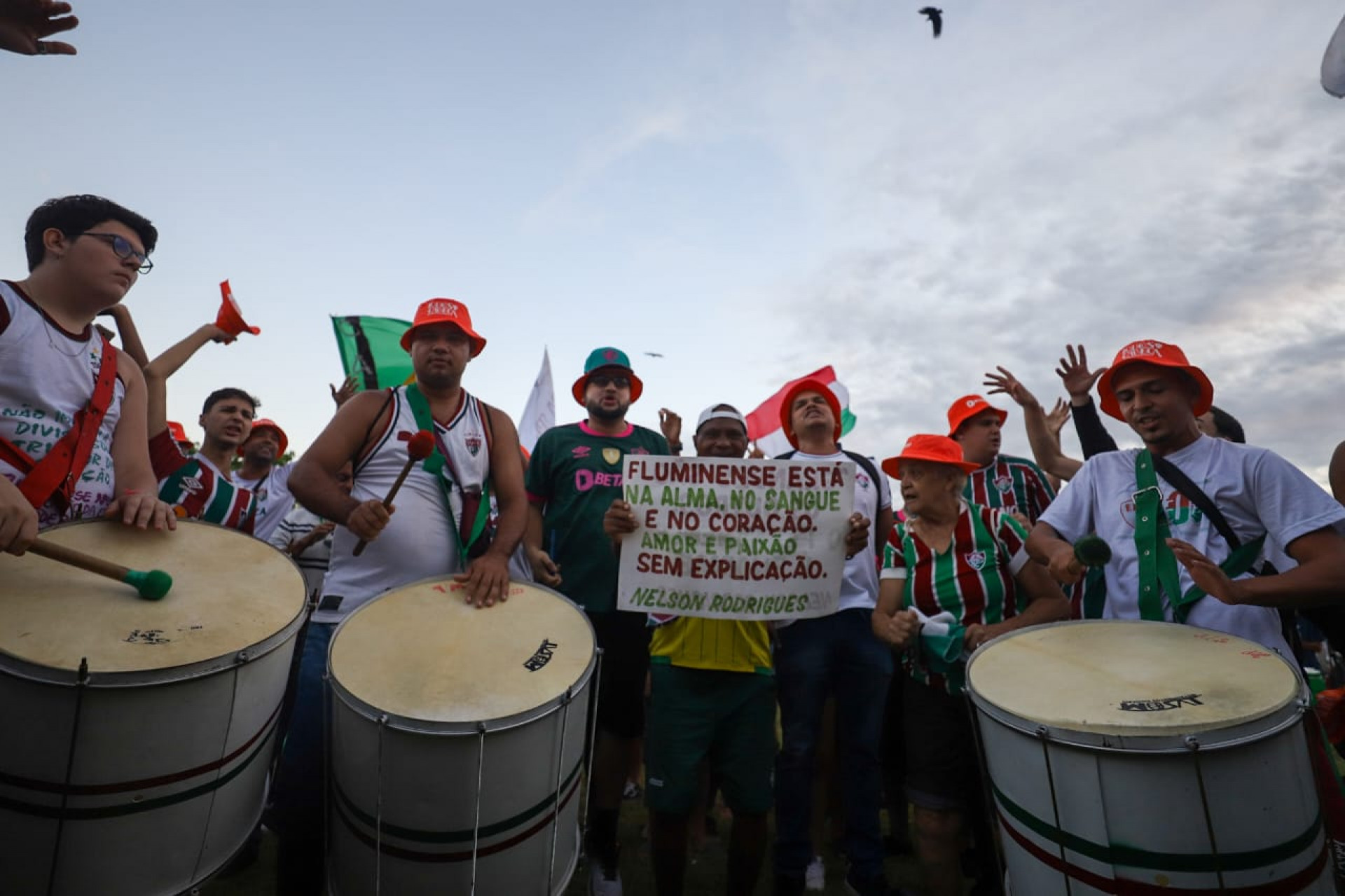 Torcida do Fluminense fez festa no Galeão para o embarque do Fluminense para o Mundial de Clubes - Renan Areias/Agência O Dia