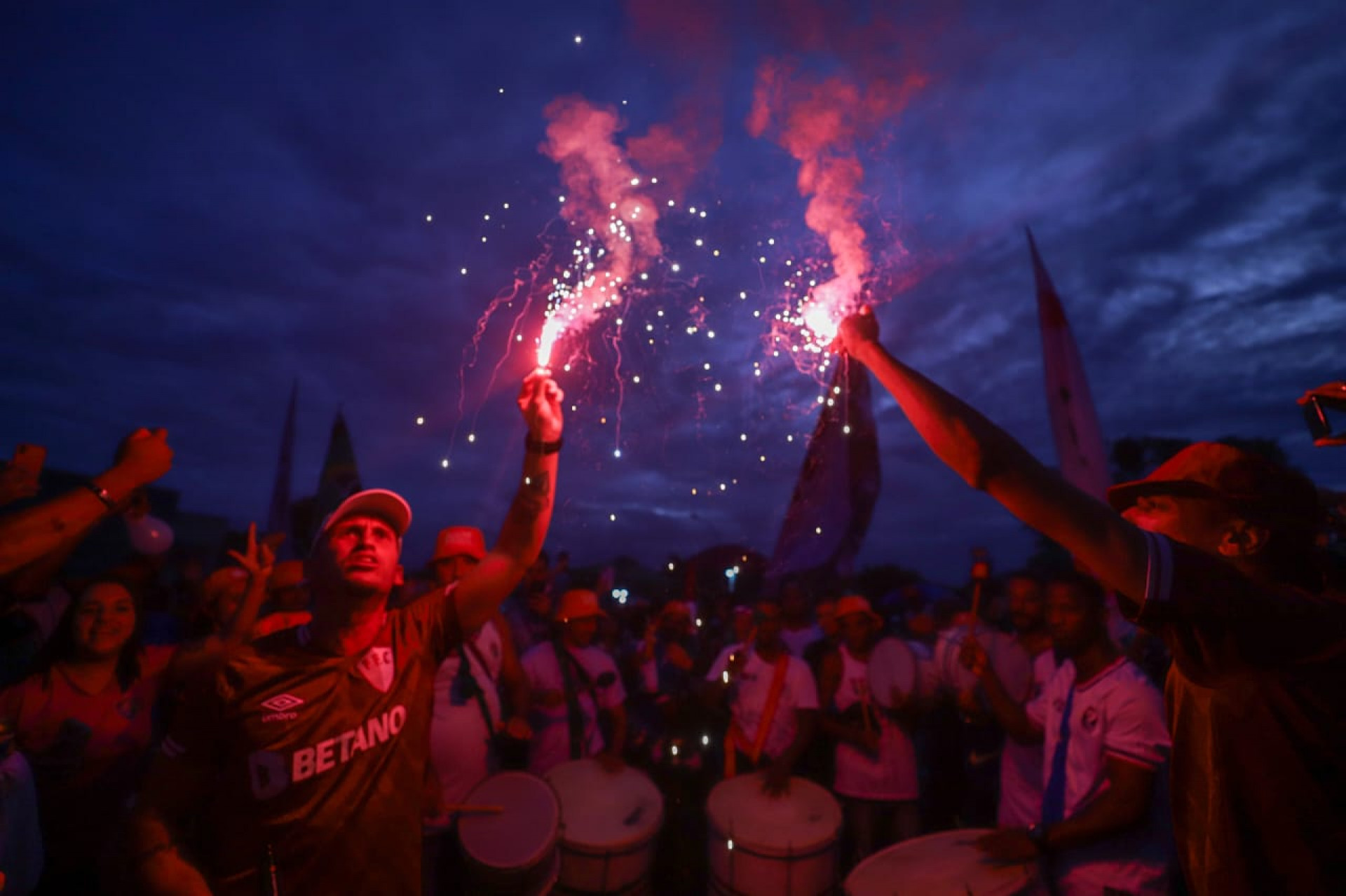 Torcida do Fluminense fez festa no Galeão para o embarque do Fluminense para o Mundial de Clubes - Renan Areias/Agência O Dia