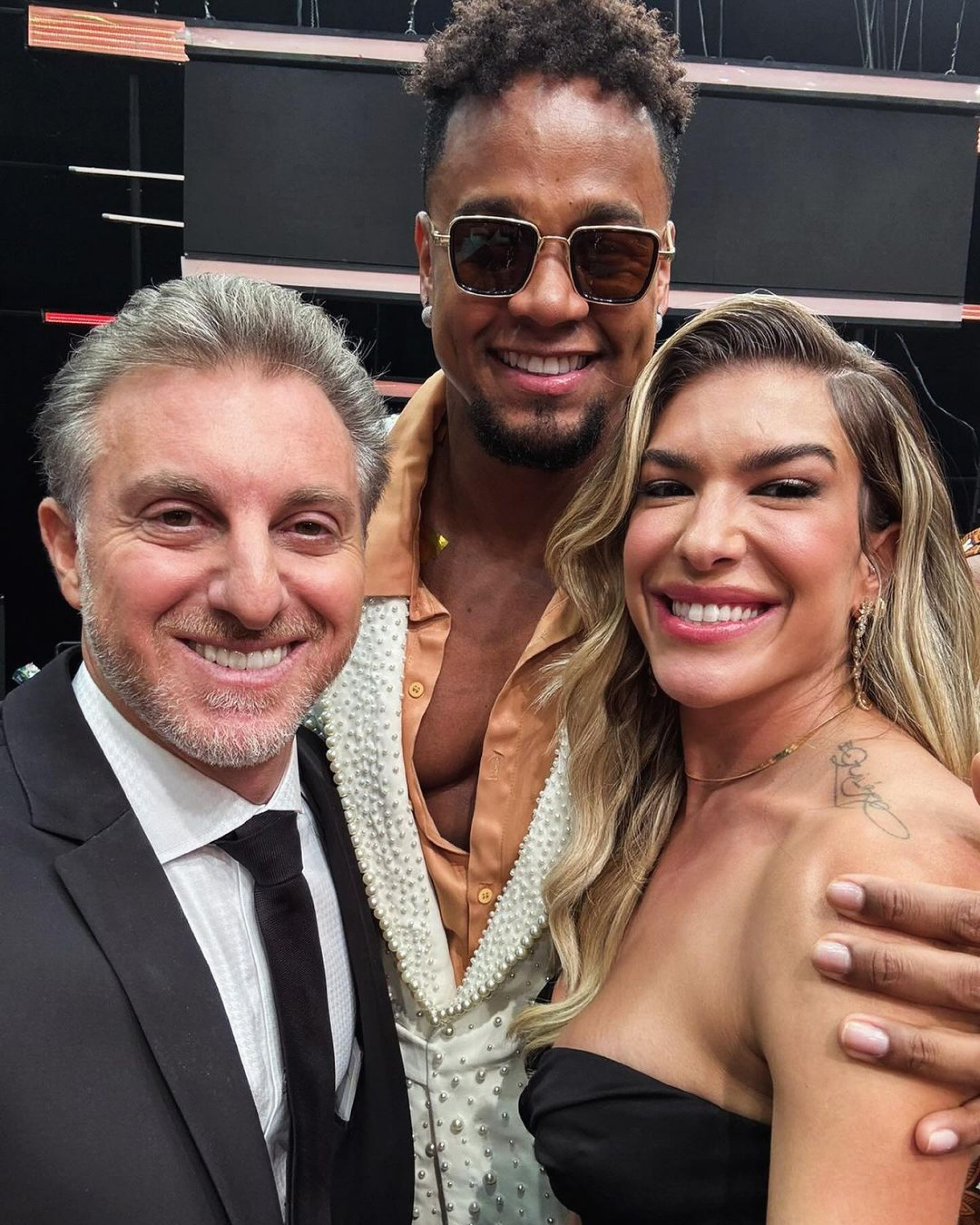 Luciano Huck, Leo Santana e Lore Improta - Reprodução Internet